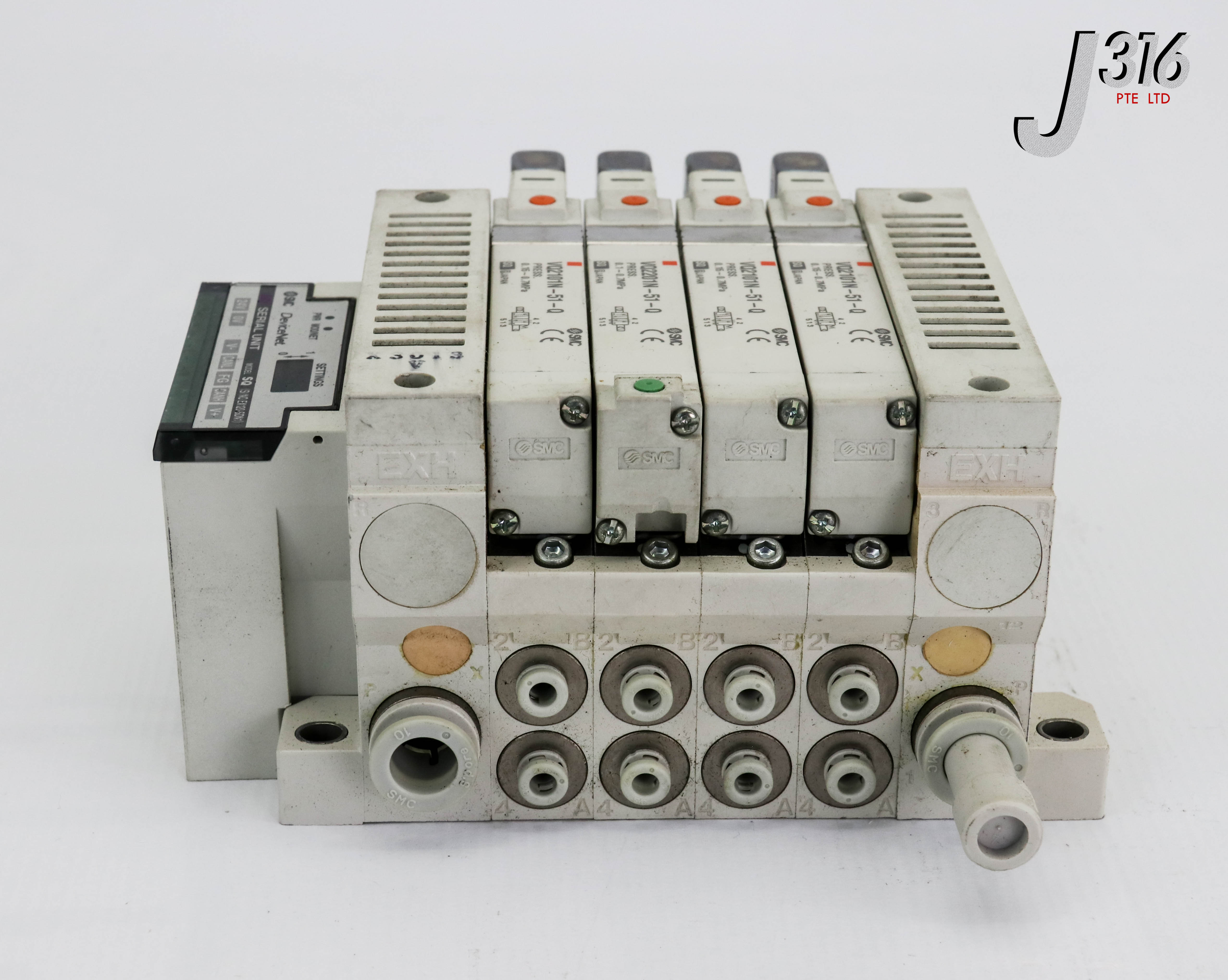 ここ 25575 SMC 4 SLOT SOLENOID MANF W/ 3X VQ2101N-51-Q, 1X VQ2201N-51-Q